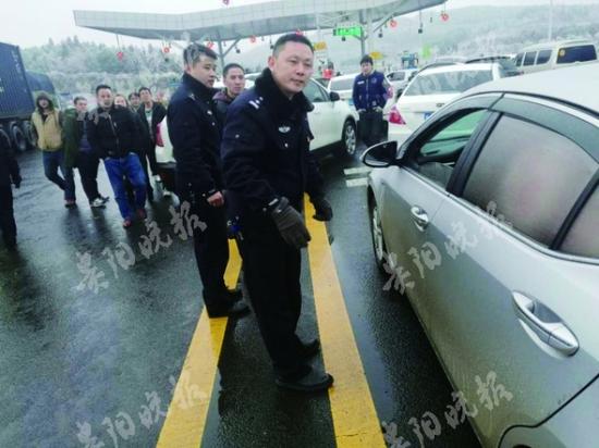 民警安抚司机