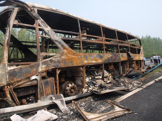 2011年7月22日凌晨，京港澳高速公路信阳段，一辆卧铺客车因违法装载的易燃危险化学品突然爆燃，引发客车起火燃烧，致41人死亡。