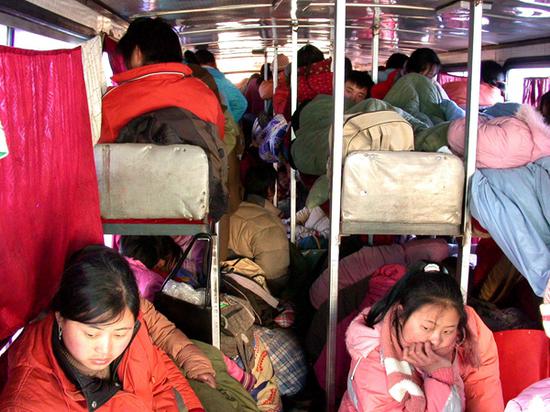 2003年2月，山东日照，一辆严重超载卧铺客车，核乘31人，车里竟“塞”进了83人。