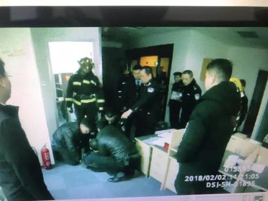 澎湃新闻:男子泼汽油持打火机讨钱 与警方对峙70分钟后被擒