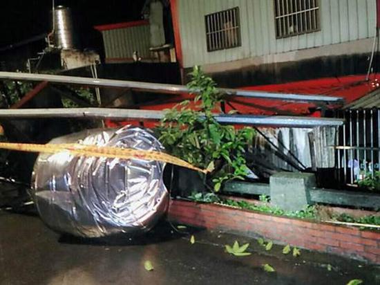 台湾东部海域4日晚间发生多起有感地震,新北市莺歌区国际二路路边搭建的2吨水塔,疑因地震横倒在小巷内。(图片来源:台湾《中时电子报》)