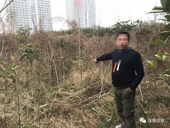 刘某落网后指认骨灰盒藏匿地。当涂警方 图