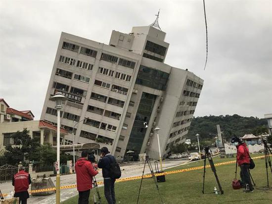 云门翠堤大楼倒塌又传火灾 搜救困难