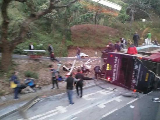 香港大巴侧翻致9死现场 伤员躺倒血流满面