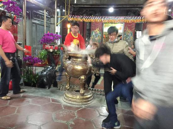 台中浩天宫抢头香再度翻炉!(图片来源:脸谱网台中浩天宫粉丝专页)