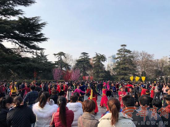 即使腿有残疾,但仍然在公园专心地跳舞,他的舞姿笨拙,但努力的样子却令人感动。