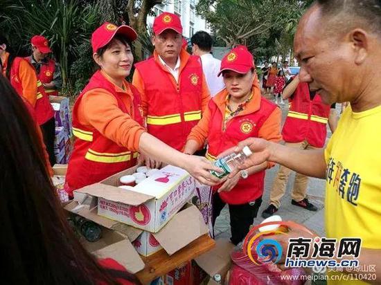 2月20日,海口市琼山区组织了80余名志愿者前往港口为滞留旅客发放物资。琼山区旅游局供图