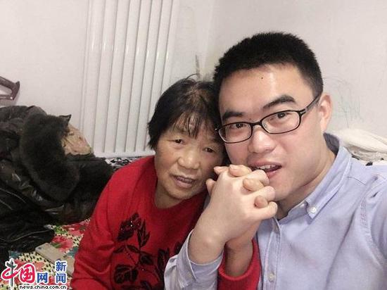 2018年2月19日，农历正月初四，张岩涛与母亲在家中的合影。