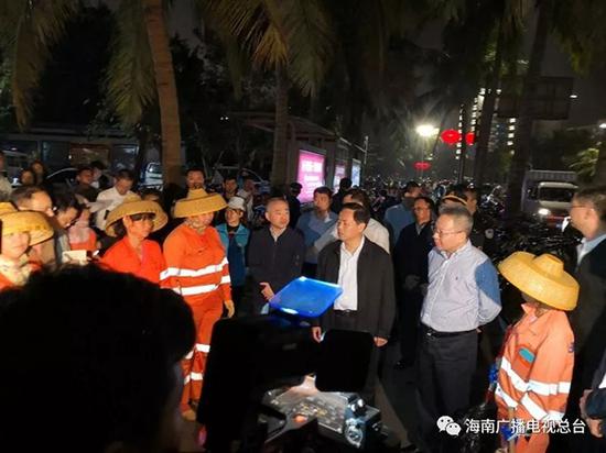 刘赐贵、沈晓明走上街道,看望慰问一直在路上执勤的交警和打扫卫生的环卫工人以及志愿者。