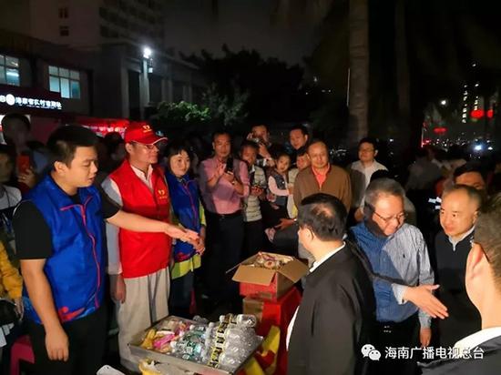刘赐贵、沈晓明走上街道,看望慰问一直在路上执勤的交警和打扫卫生的环卫工人以及志愿者。