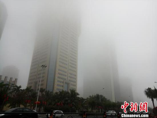 2月25日,海口市区大雾弥漫。尹海明 图