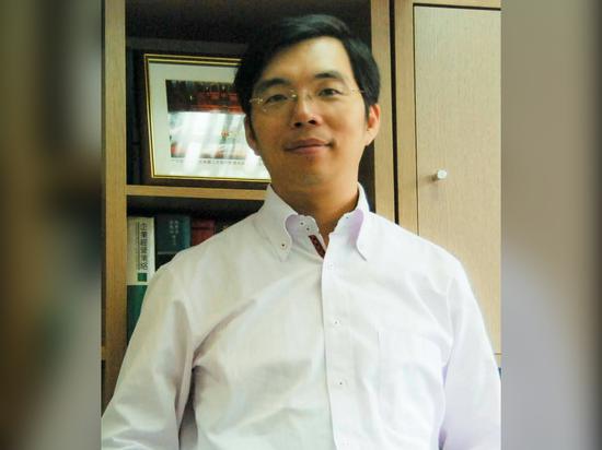 民进党中央新闻部主任孟义超因酒驾与人擦撞,移送地检署后请回。(图片翻摄自孟义超Facebook)