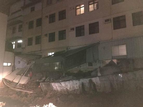 消防局统计有4户民宅增建厨房倒塌。(图片来源:台湾《中时电子报》)