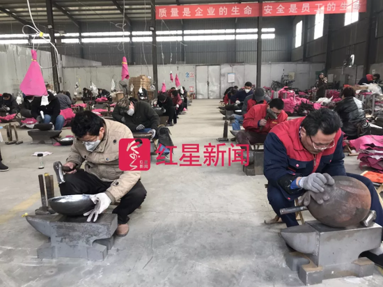 ▲章丘郊区的龙三村“臻三环”铁锅生产基地内，40多位工人正在集体打锅 来源：红星新闻