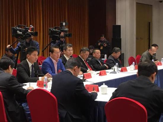 3月4日上午,全国政协委员刘强东参加小组会议。 澎湃新闻记者 李闻莺 图