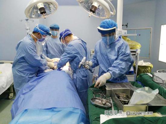 2月28日,湖南省第二人民医院,医生正在为HIV感染者做手术。