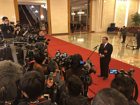 监察部部长杨晓渡在“部长通道”就国家监察委的相关情况回答记者提问。 澎湃新闻记者 赵昀 图