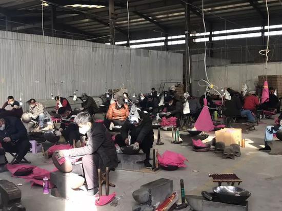 章丘龙山镇厂房东侧生产车间里，30多位师傅正在打铁锅。