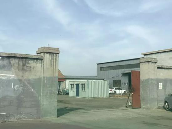 3月1日下午，走红的章丘某铁锅生产工厂因一时运输所需打开了大门。这里连续多天，铁门紧闭，禁止一切参观。