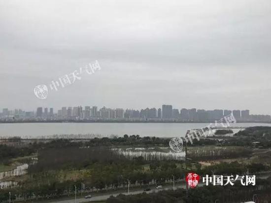△昨天,江西南昌天空阴沉,细雨绵绵。