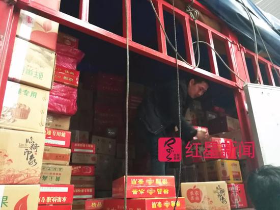 李朋璇搬运货物。 红星新闻 图