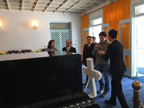 国民党“立委”蒋万安(右二)昨天一早与家人亲赴桃园慈湖陵寝。(图片来源:蒋万安办公室)
