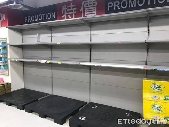 台湾地区卖场卫生纸被抢购一空 。(图片来源:台湾“东森新闻云”)