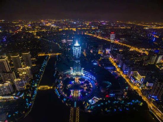 ▲杭州市中心西湖文化广场的城市夜景 图片来源:新华社
