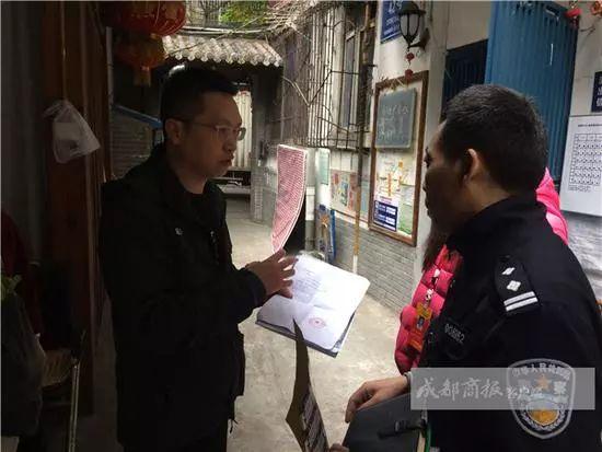 ▲陈杰在和民警沟通。图片来自成都商报
