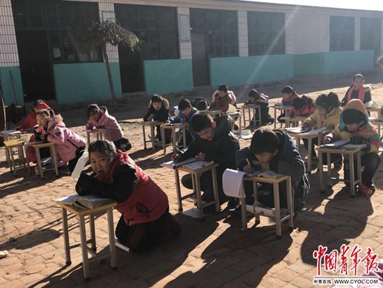 南雅握小学的孩子在室外写功课。中国青年报·中青在线记者 朱洪园/摄