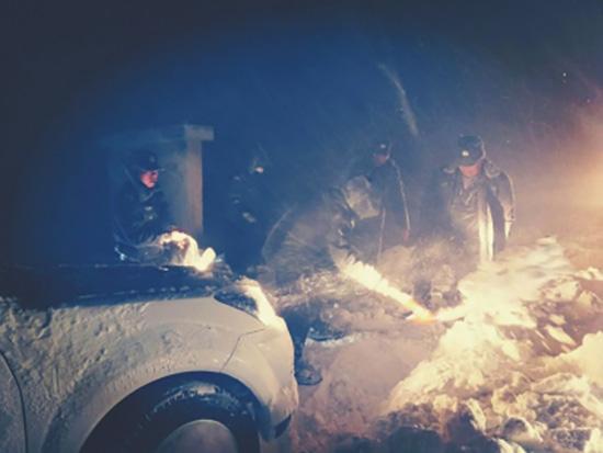 民警找到被困车辆后，进行铲雪救助。本文图片均来自华西都市报
