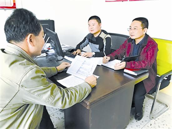 图为江西省会昌县纪委干部在向有关村民了解李炳生违纪情况。中国纪检监察报 图