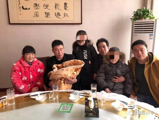 ▲2月14日,张建昆和大儿子张陕通等亲戚在河南新乡原阳县与张陕钉见面(左二,黑色衣服)。