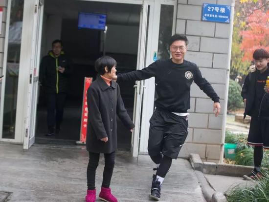 见到记者在给徐根娣拍照,一个男生一定要过来“蹭”合影。 记者 陈中秋 摄 (来源:都市快报)