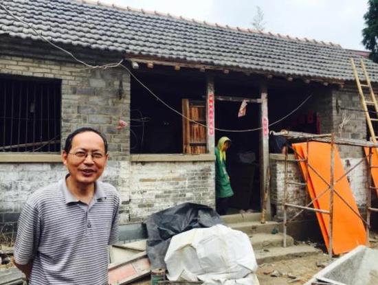 刘汉清在新翻修的房子前 杨书源 摄