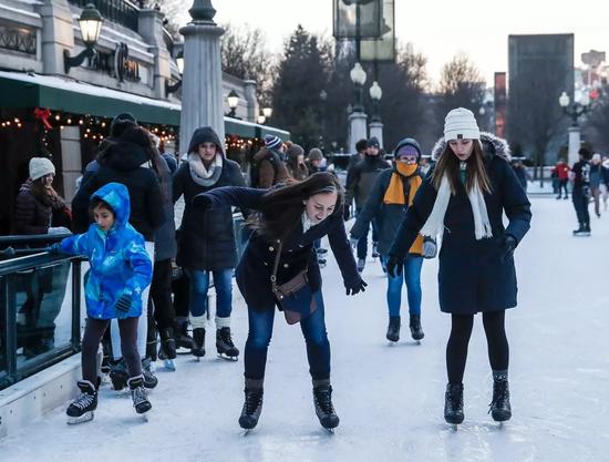 1月3日，在美国芝加哥，人们在云门公园滑冰。