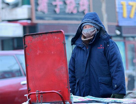 1月23日凌晨6点，哈尔滨道外北十八道街，不少出早市的商贩，已经摆好摊位。