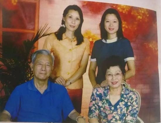 1998年夏,全家福。张沛女儿凌霄(后排左)、凌云(后排右),夫人凌焕(前排右)。