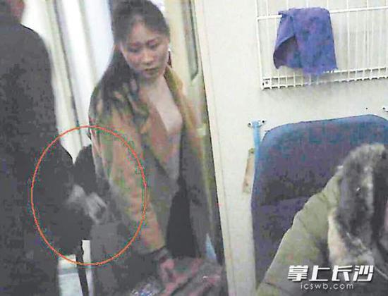 新华社:惯犯火车偷手机被抓 质问铁警：故意不让我过年？
