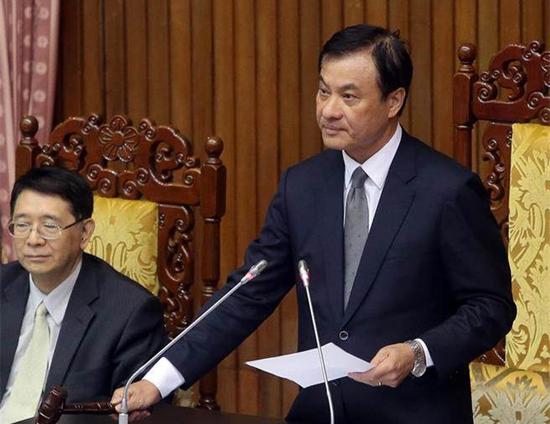 台湾“立法院”5日审查“促进转型正义条例”,“立法院长”苏嘉全(右)敲槌宣布通过。(图片来源:台湾《中时电子报》)