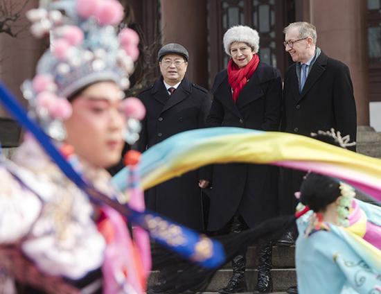 1月31日，英国首相特雷莎·梅在武汉黄鹤楼前观看京剧表演。新华社 图