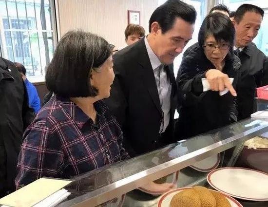 马英九与周美青去年12月19日赴高雄吊唁诗人余光中,中午转往市区林森路上的原乡牛肉面用餐被“野生捕获”PO出照片。(中评社 资料照)