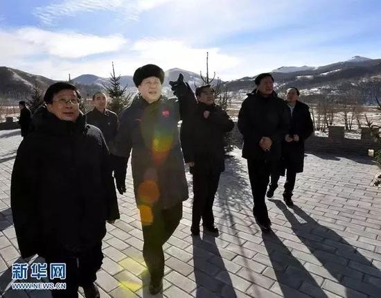 △2017年1月23日,习近平在河北省张家口市考察北京冬奥会筹办工作。这是习近平在冬奥会张家口赛区临时展馆外平台眺望冬奥会相关场地规划用地。