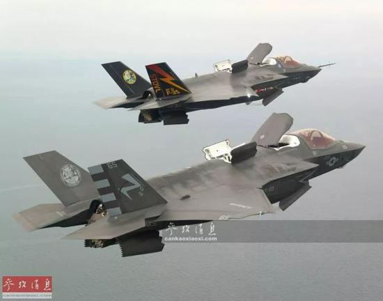 ▲F-35B双机在空中切换至VTOL(垂直起降)模式,前部升力风扇舱顶盖已升起,尾喷口也下压至90度。
