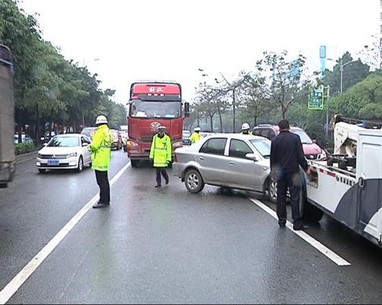 中国天气网:雨天路滑南宁七车连撞 事故起因原是一只狗(图)