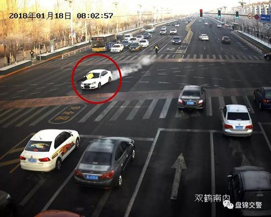 男子涉毒驾疯狂冲卡:顶交警撞两车80公里