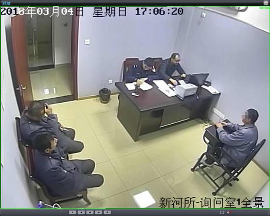 盗窃嫌疑人接受民警讯问。