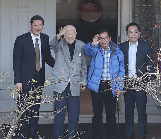 陈师孟认为若照正常法律来看,陈水扁不构成贪污。图为李登辉(左二)与陈水扁(右二)。(图片来源:台湾《中时电子报》)