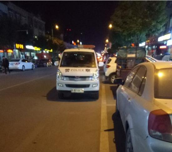 澎湃新闻:警车逆停路中被网友爆料 警方:找不到车位 已罚款