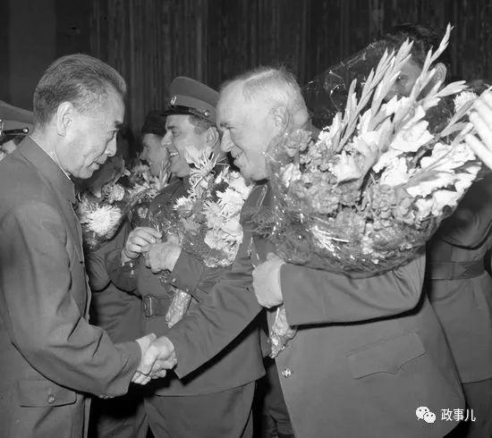 图为1965年,周恩来会见红旗歌舞团。